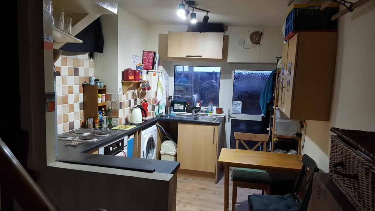 'Yellow Wood Micro Hostel-Eco Urban Bothy Style Very Basic But Cosy Redecorating But Cheap & Friendly Quiet Time Lockout 11Pm-7Am Bring Towel Or Hire Brecon Extérieur photo